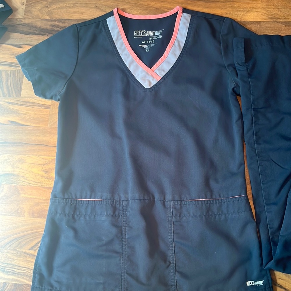 Grey's anatomy, charcoal scrubs. XS, great condition